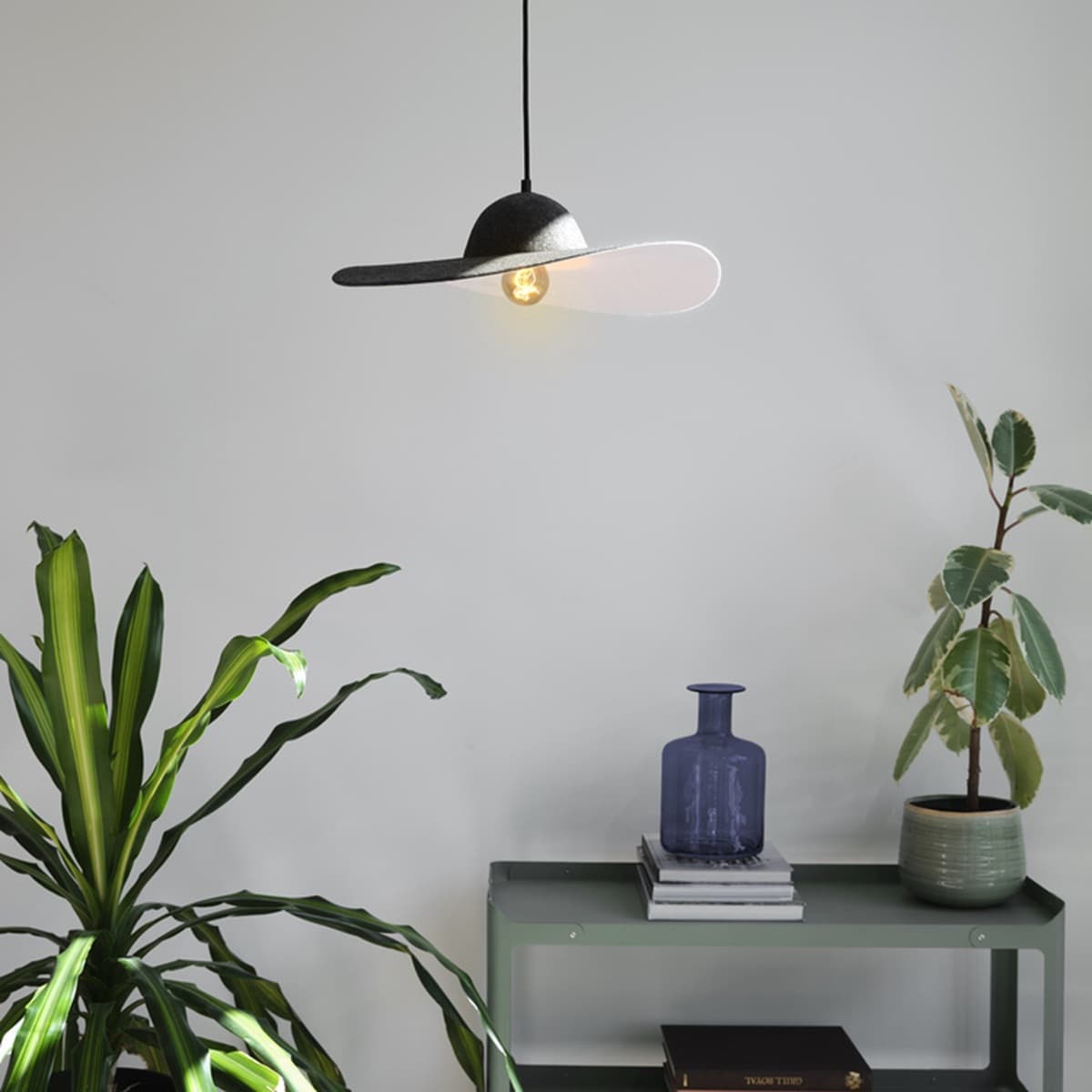 <p data-block-key="dh3h8">Huopapintainen OSRAM Decor Hat Felt -riippuvalaisin tuo sisustukseen pehmeää pintaa ja pyöreitä muotoja. Hellehattua muistuttava kupu toimii samalla huoneen katseenvangitsijana.</p>