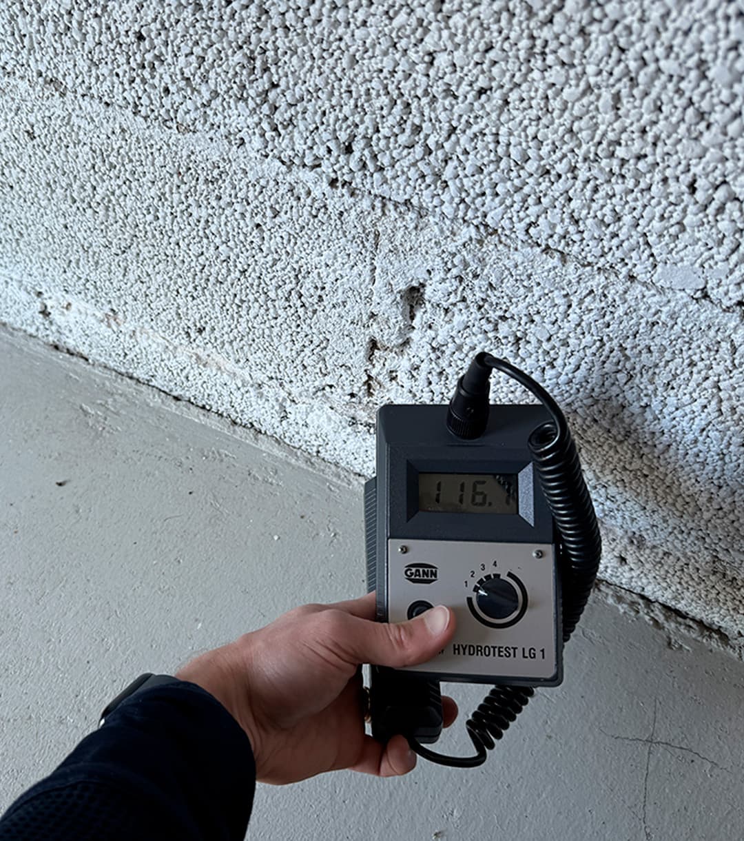 <p data-block-key="ckw0s">Kosteustarkastuksissa kosteutta tutkitaan mittarin avulla, sillä kosteus ei aina näy ulospäin. (Kuva SafeDrying Oy)</p>