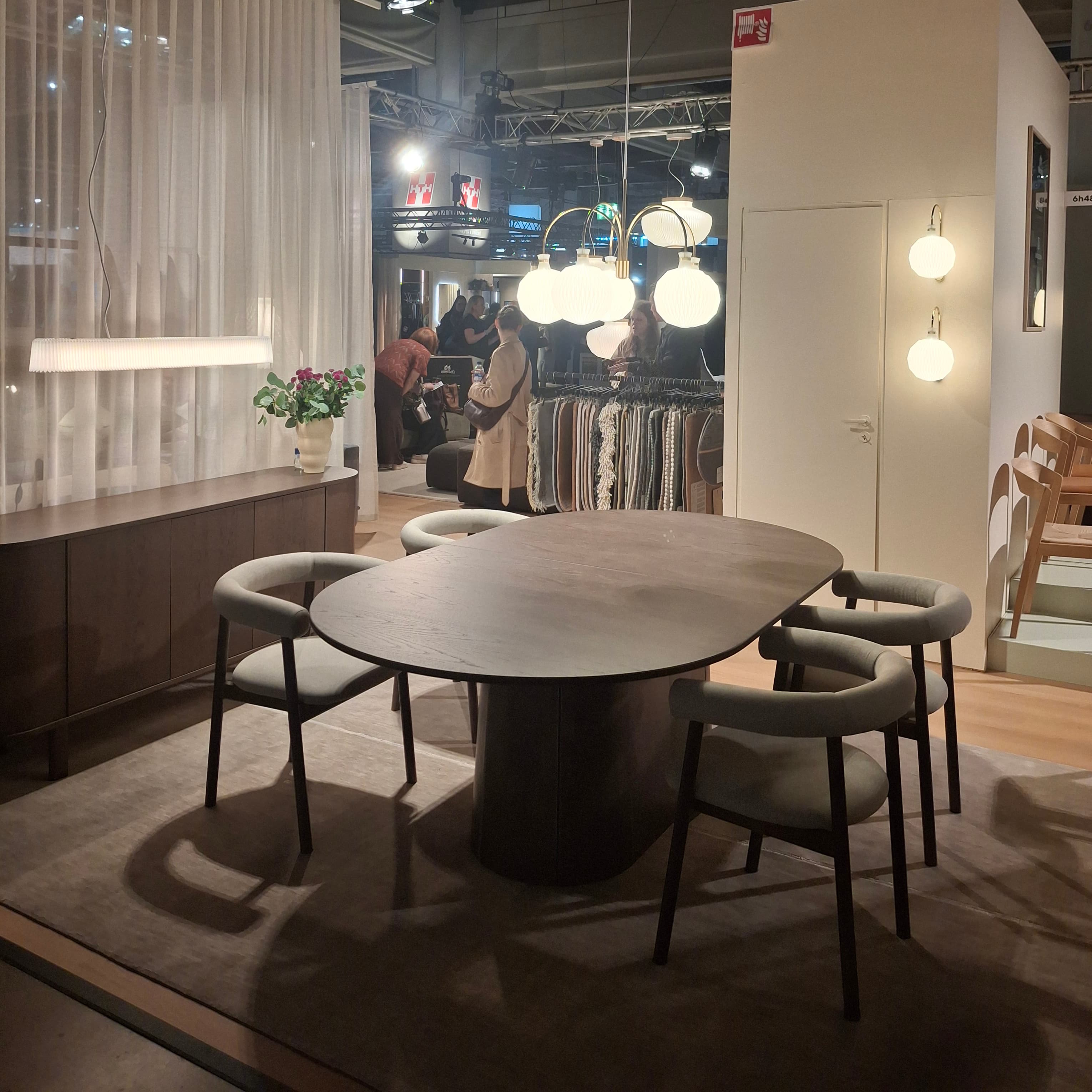 <p data-block-key="qdho8">Valaisimia käytettiin Habitaressa myös ryhminä. Ruokapöydän ylle ripustettu pallovalaisinten sarja rajaa tilaa ja tekee valaistuksesta näkyvän osan sisustusta. (Kuva: Tiina Painokallio)</p>