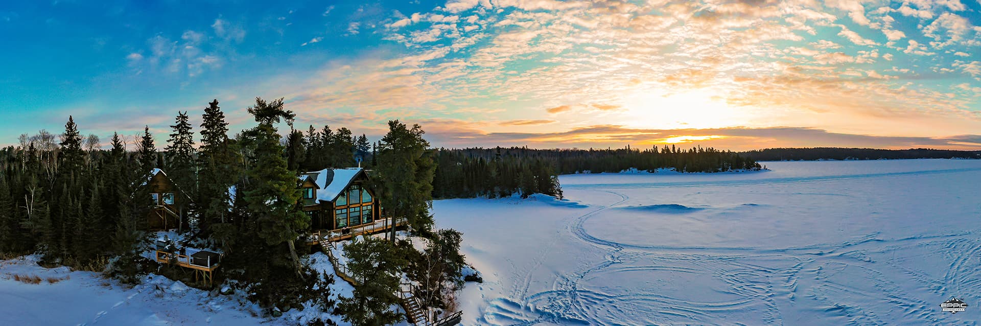 Rakennus rannalla keskellä talvista järvimaisemaa