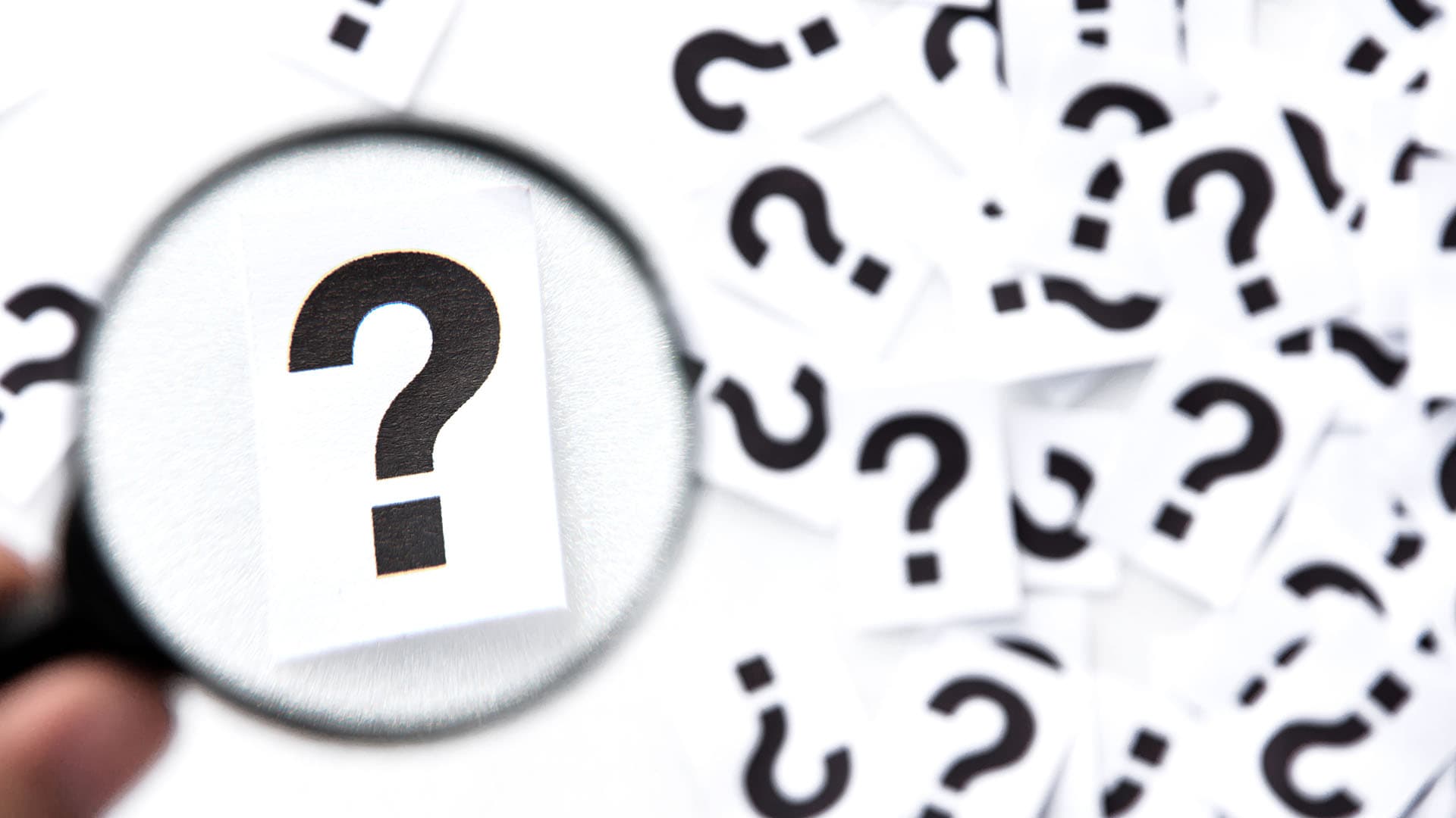 Valkoiset läiskät vanhassa palkissa