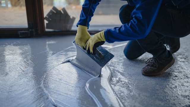 lattian tasoitustyö käynnissä