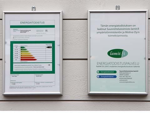 Tutustu myös energiatodistuksiin. Kuvassa Kastelli-talojen näytteilleasettaman kohteen 20 seinästä löytyvät taulut.