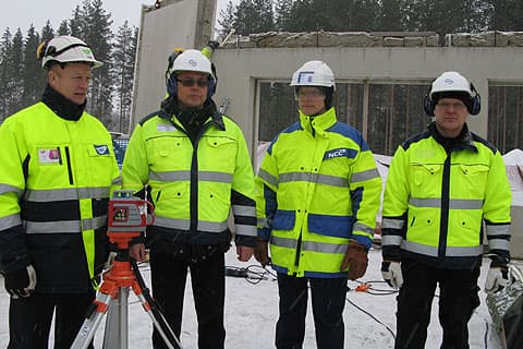 Kuvassa vasemmalta toimialajohtaja Risto Björn (TAKK), toimialapäällikkö Kalle Laine (TTS), työvoimapäällikkö Petri Siilanen (NCC Rakennus Oy) ja kouluttaja Reino Holappa (TTS).