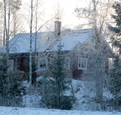 “Kalliolle, kukkulalle, rakennan minä majani...” Hiekka- ja soramaa sekä kalliolle rakentaminen tarkoittavat usein korkeita radonpitoisuuksia. Hyvä ilmanvaihto on radon-ongelmissa ensisijainen apu.