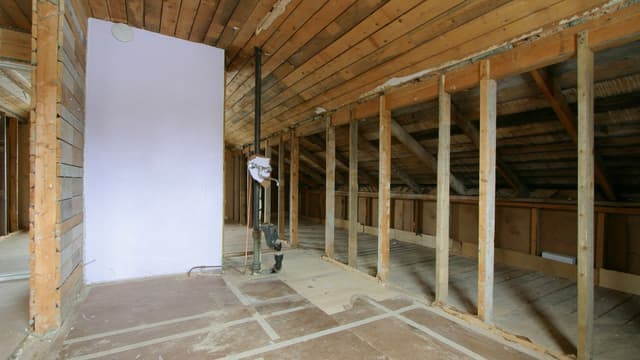 Pientalon yläkerta purettuna odottamassa jälleenrakennusvaihetta.