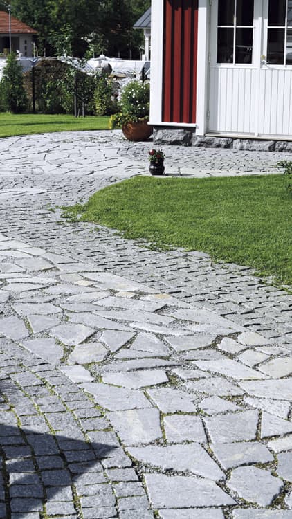 Harmaan graniittinopan ja vuolukivisen antiikkikiven harmoniaa.