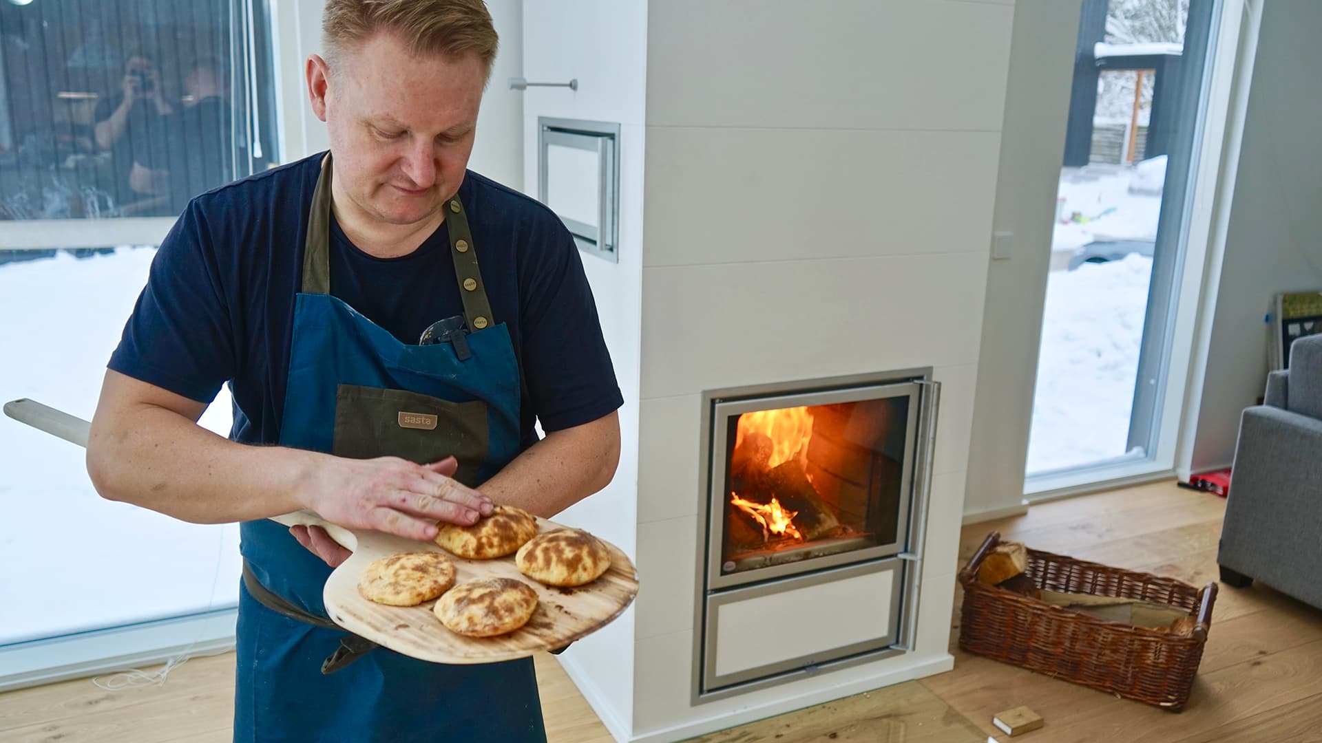 Keittiöpäällikkö Ari Ruoho taitaa takkakokkauksen niksit.