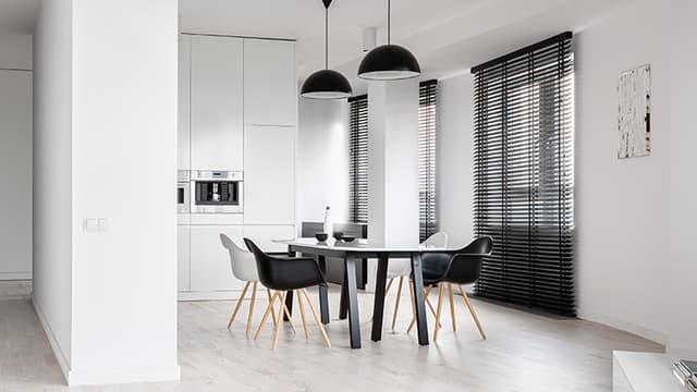 valkoinen keittiö, jossa tumma ruokaryhmä ja mustat sälekaihtimet