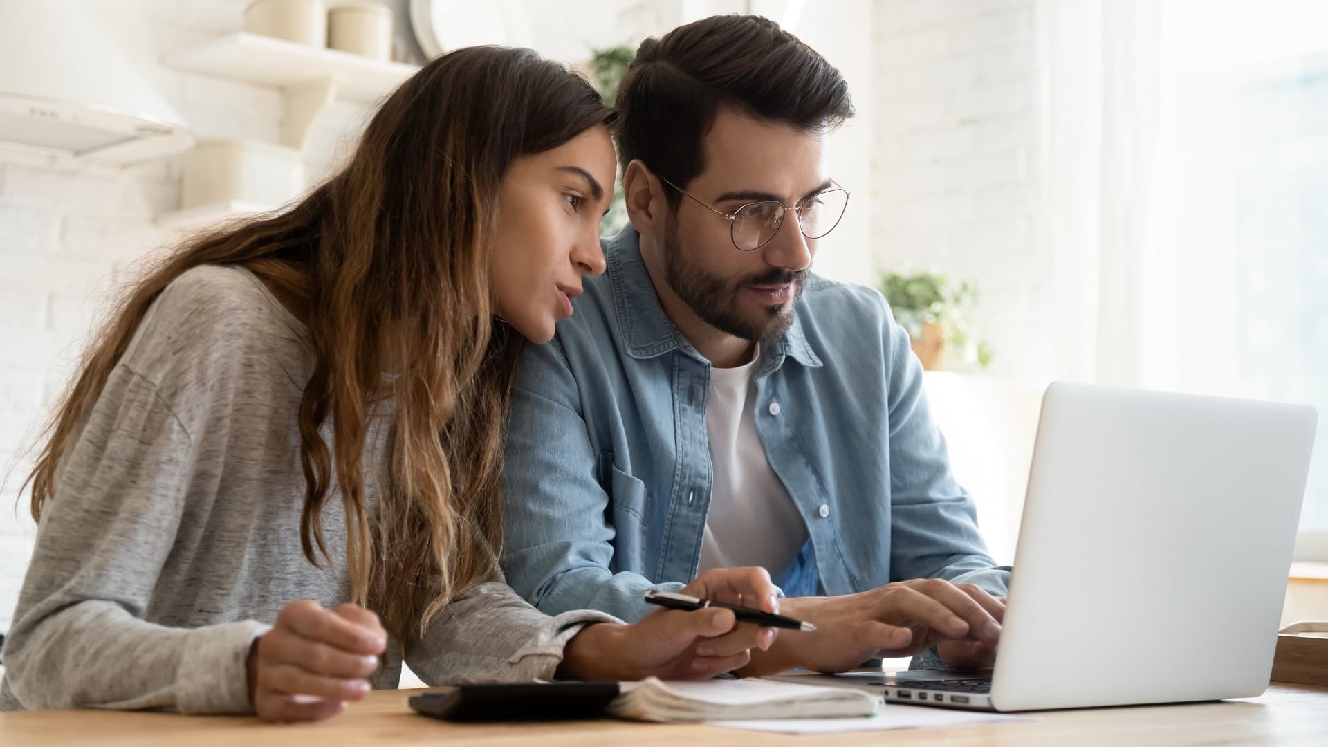 Kuten varmasti kuvan pariskunta, tutustu sinäkin talovertailuun – löytyisikö sieltä sinun tuleva kotisi? talovertailu.fi (Kuva: Shutterstock)