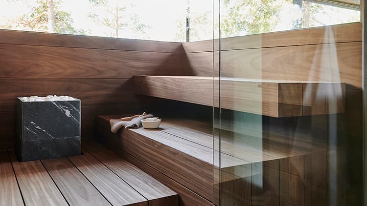 Sauna from Finland asiantuntijaraati valitsi tänä vuonna Aurinkolinnan saunan Asuntomessujen elämyksellisimmäksi saunaksi. Raadin mukaan saunaosaston yksilöllinen ilme syntyi laadukkaista materiaalivalinnoista ja persoonallisista yksityiskohdista. Saunassa mahtui mukavasti makoilemaan leveillä lauteilla ja saunan näkymät olivat vertaansa vailla.