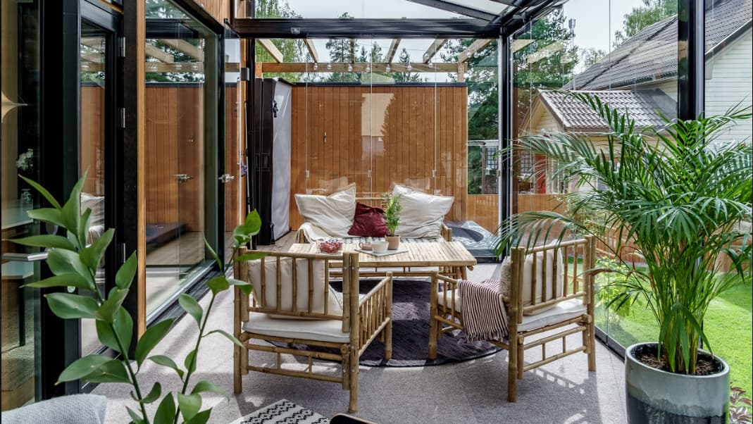 Luonnollinen puutalo hengittävällä puukuidulla