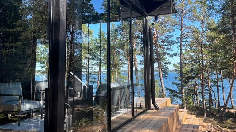 <p data-block-key="15e3u">Lasitettu terassi istuu ympäröivään luontoon upeasti.</p>