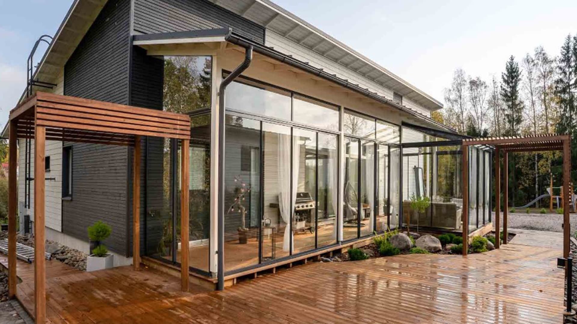 Lasitettu terassi syntyy fiksusti myös katto- tai julkisivuremontin yhteydessä