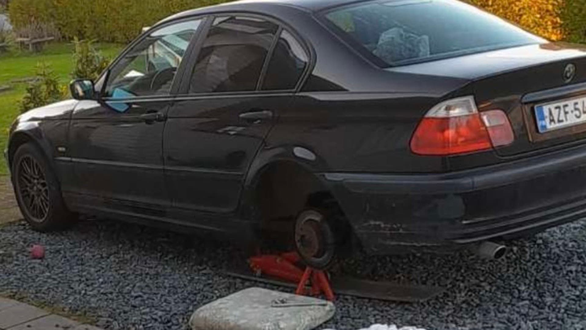 Auton renkaiden vaihto – milloin renkaat pitää vaihtaa ja miten vältät virheet?