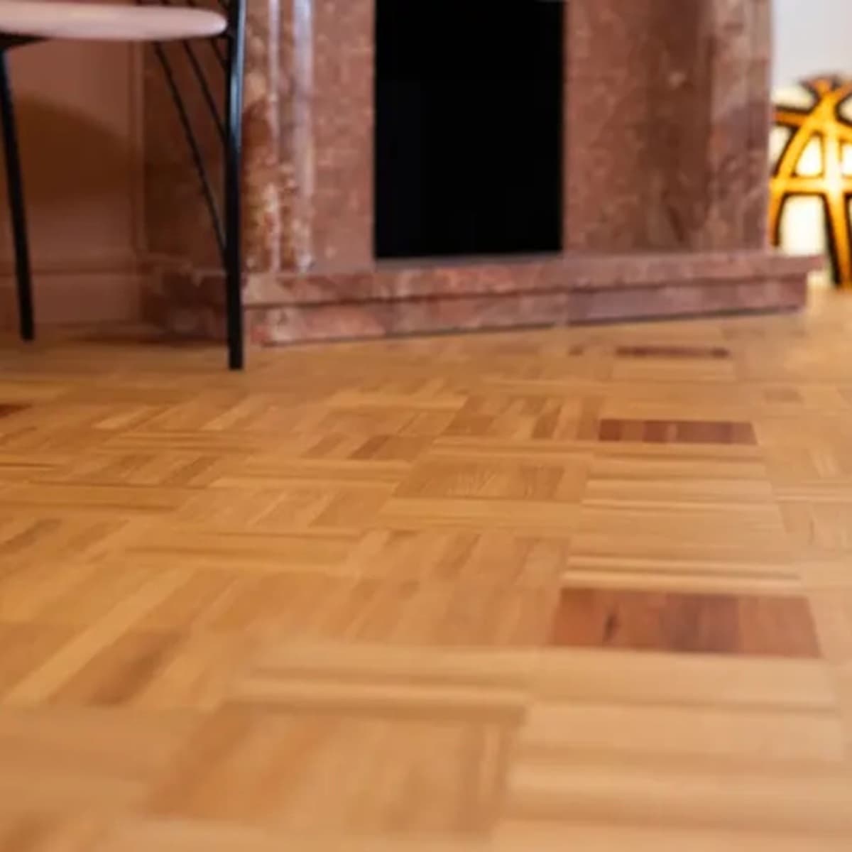 <p data-block-key="0hxf4">Kaksi erilaista mosaiikkiparkettilaattaa muodostavat Mejan suunnitteleman uniikin lattiakuvion.</p>