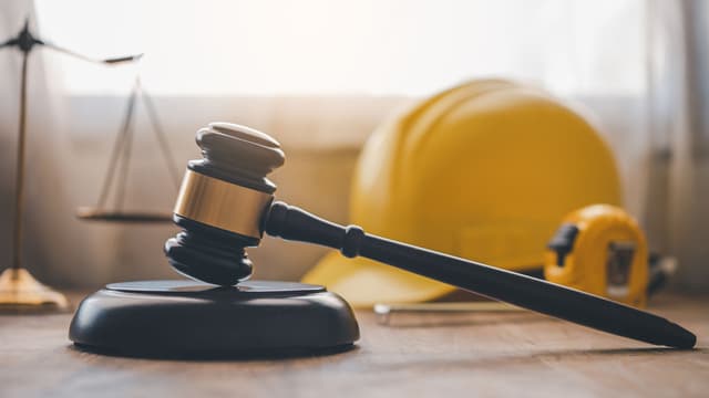 Lakinuija sekä keltainen kypärä