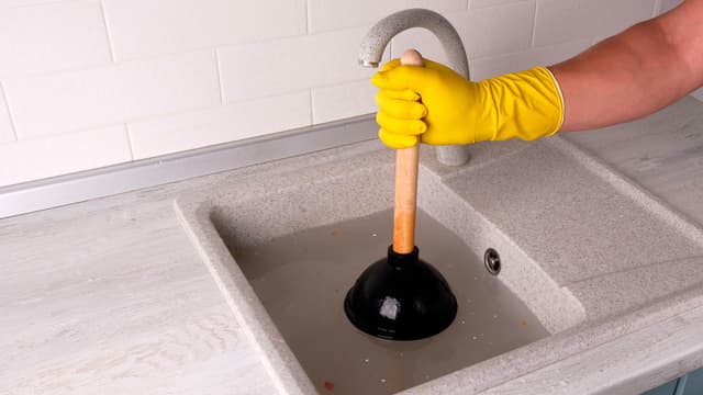 joku avaa lavuaarin viemäriä karhupumpulla