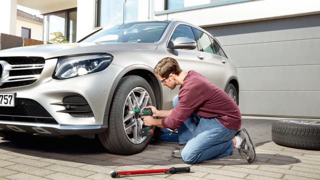 Renkaiden pulttien irrotus