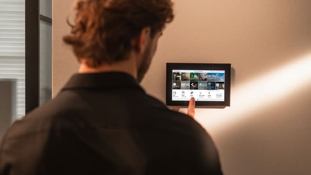 OneTouch kodinohjaus yhdistää kodin eri älyjärjestelmät