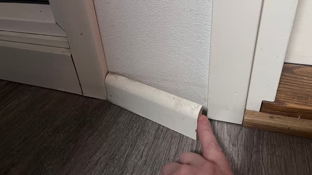 irtioleva ja repsottava valkoinen jalkalista