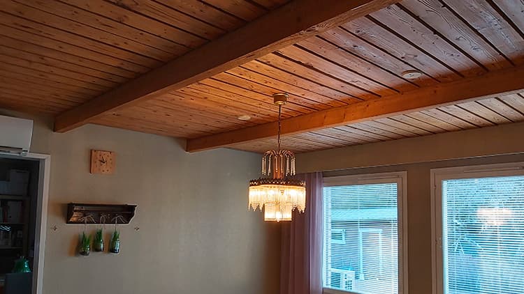 Näin tehtiin vanhan sisäkaton remontti - täysin uusi ilme