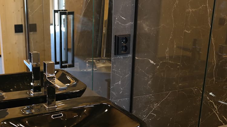 Kosteiden tilojen pistorasiat ja kytkimet – mitä valinnassa kannattaa huomioida?