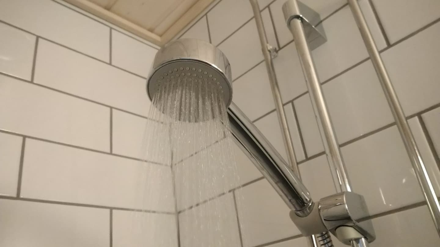 Vältä kylmät suihkut ja suuret sähkölaskut - valitse lämminvesivaraaja oikein