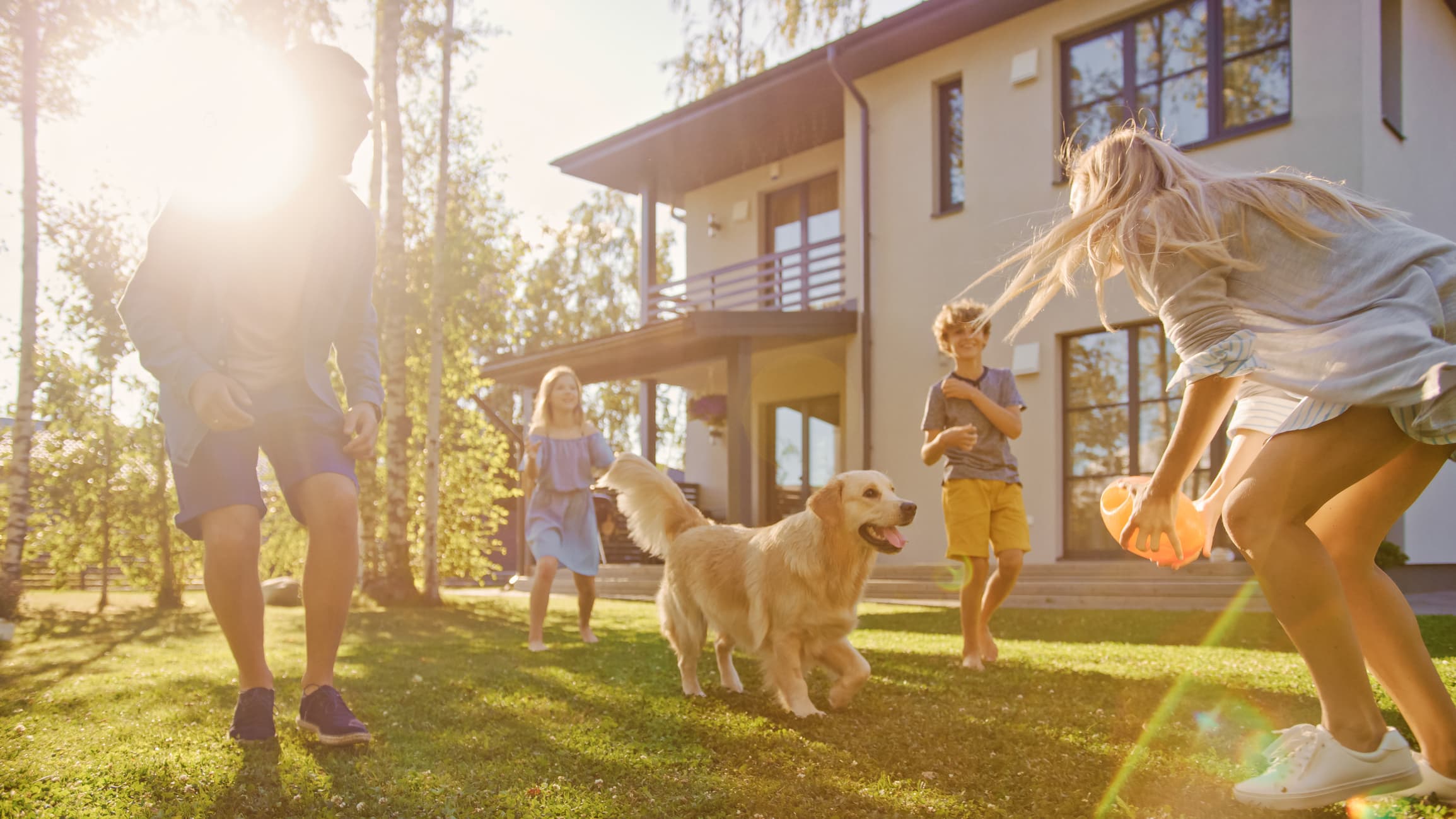Viihtyisä yhteispiha houkuttelee asukkaat ulos