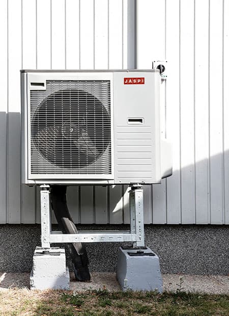 <p data-block-key="wuntc">Lämmitysjärjestelmän vaihto alkaa nykyisen järjestelmän ja talon energiantarpeen selvittämisestä. Vanhan öljylämmityksen tilalle voidaan valita esimerkiksi ilma-vesilämpöpumppu, maalämpö tai kaukolämpö, jos ne sopivat kohteeseen. Ilmavesilämpöpumppujärjestelmän ulkoyksikkö Split 8kW.</p>