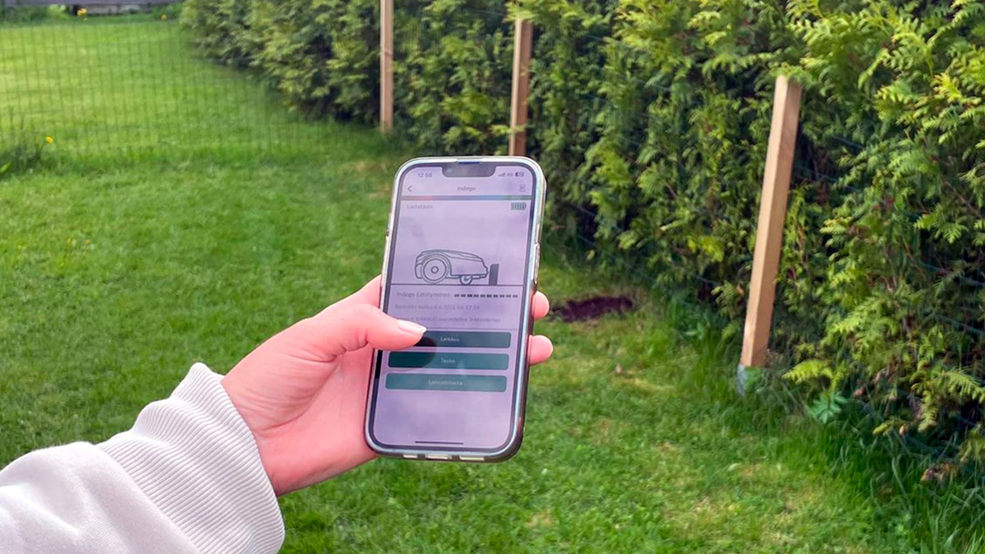 <p data-block-key="7csty">Bosch Smart Gardening on käyttäjäystävällinen sovellus, jolla voit hallinnoida robottiruohonleikkuria nopeasti ja helposti mistä tahansa paikasta. Asenna sovellus ja muodosta langaton yhteys ruohonleikkuriin napin painalluksella. (Kuva Heidi Uusitalo)</p>