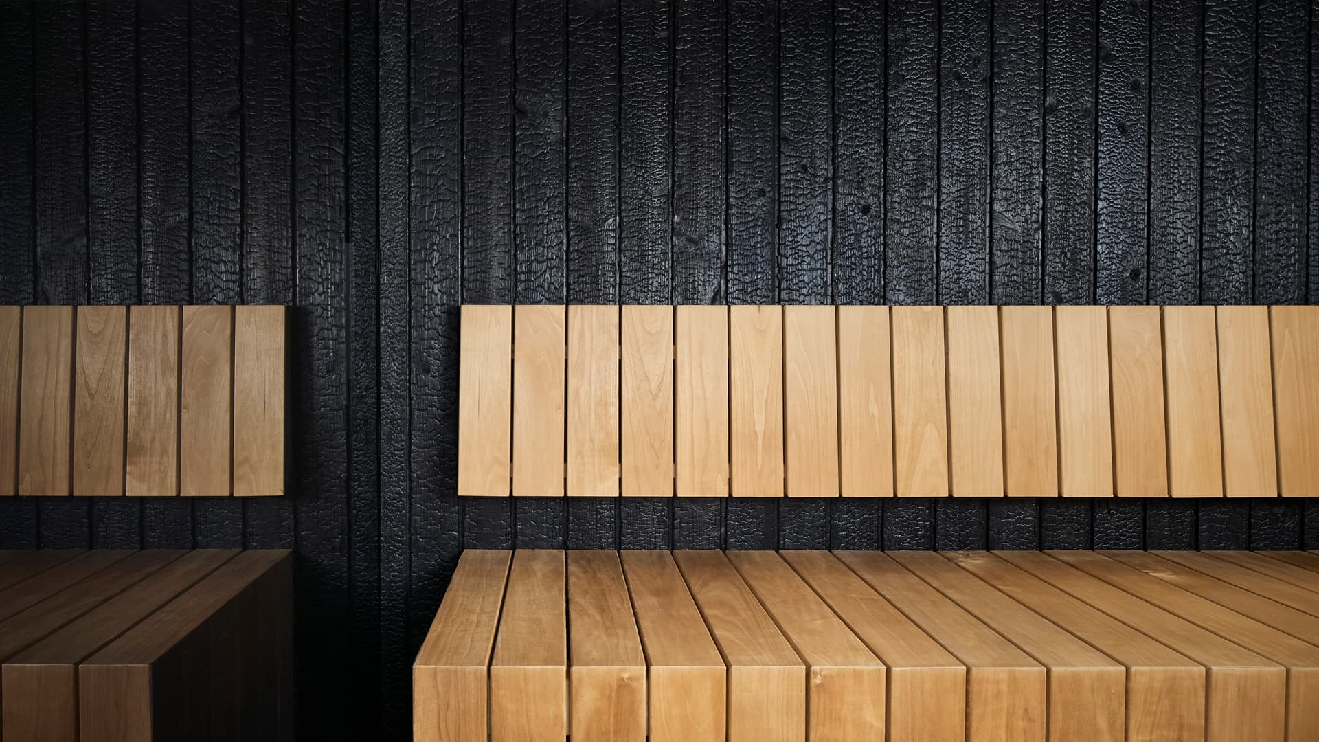 Hiilletty puu viimeistelee modernin saunan ilmeen