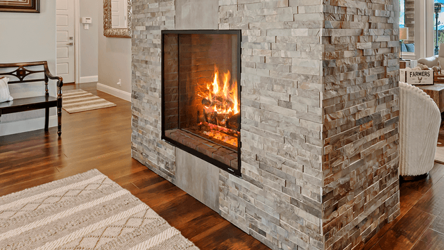 Kivipintainen takka olohuoneessa