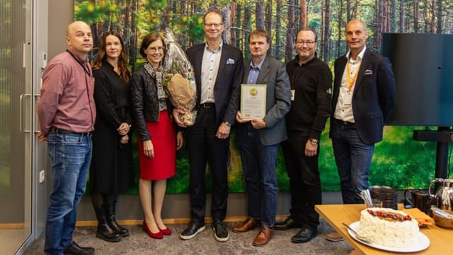 Turku Energia ja Turun Kauppakamari palkitsivat Aurajoki Oy:n energiafiksuimpana yrityksenä 3.10.2025 järjestetyssä palkitsemistilaisuudessa. Kuvassa vasemmalta oikealle Lämpö-yksikön johtaja Juho Perkonoja, Turku Energia, vaikuttamispäällikkö Krista Ahon