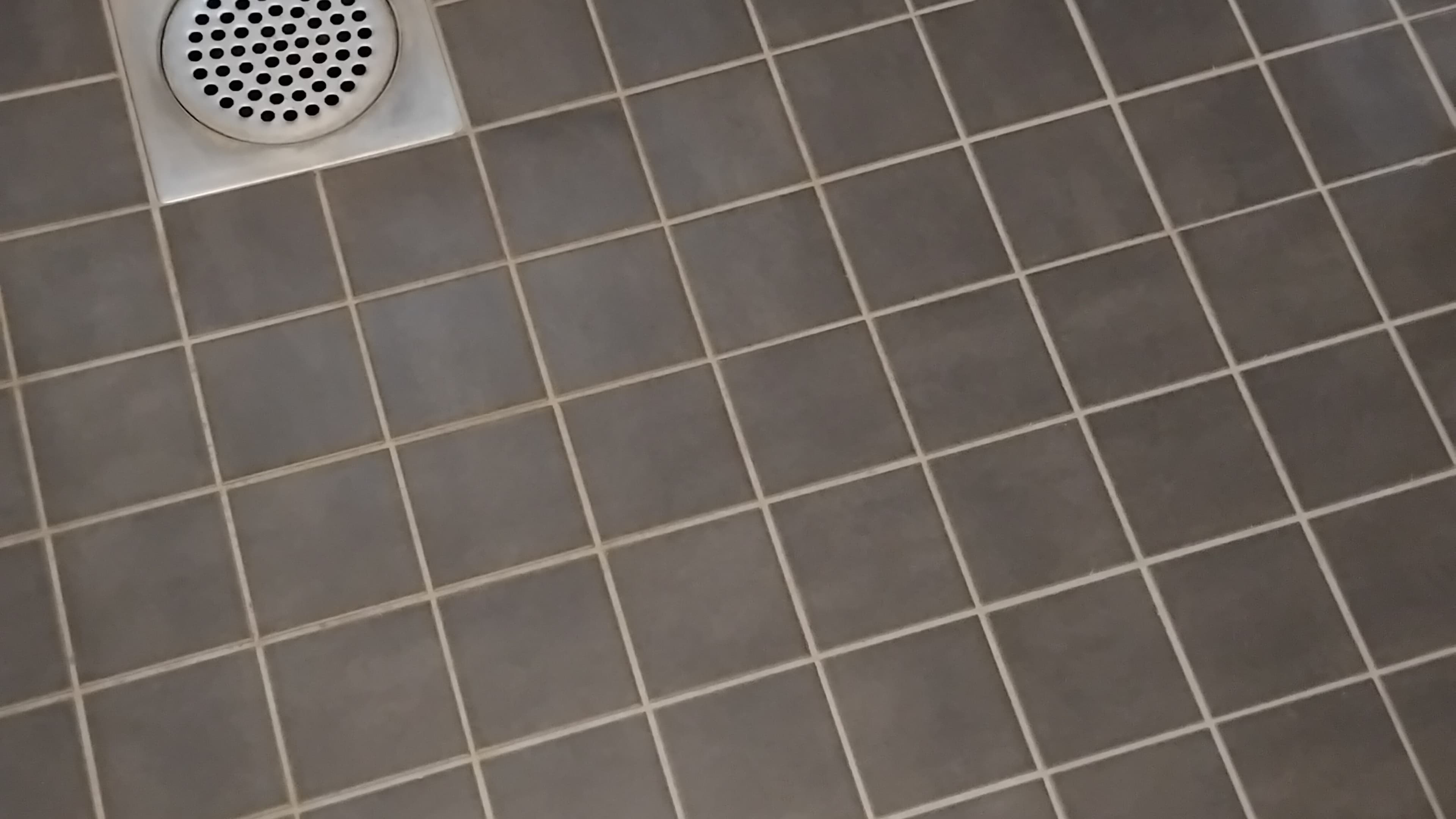 Laatoitus osittain irti - miten sen saa korjattua?