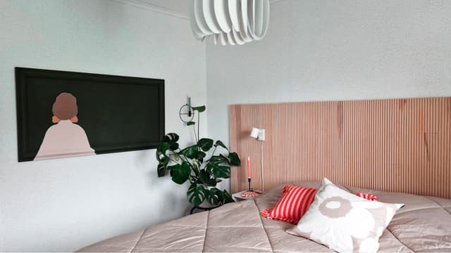 Sänky ja suuri taulua