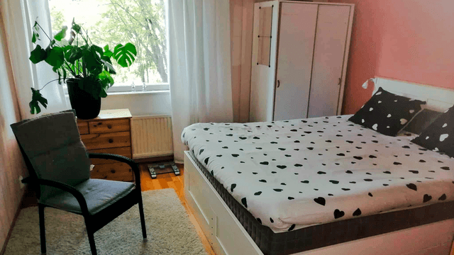 sänky ja ikkunasta näkyy ulso