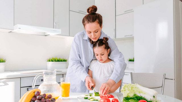 Nainen ja lapsi keittiössä