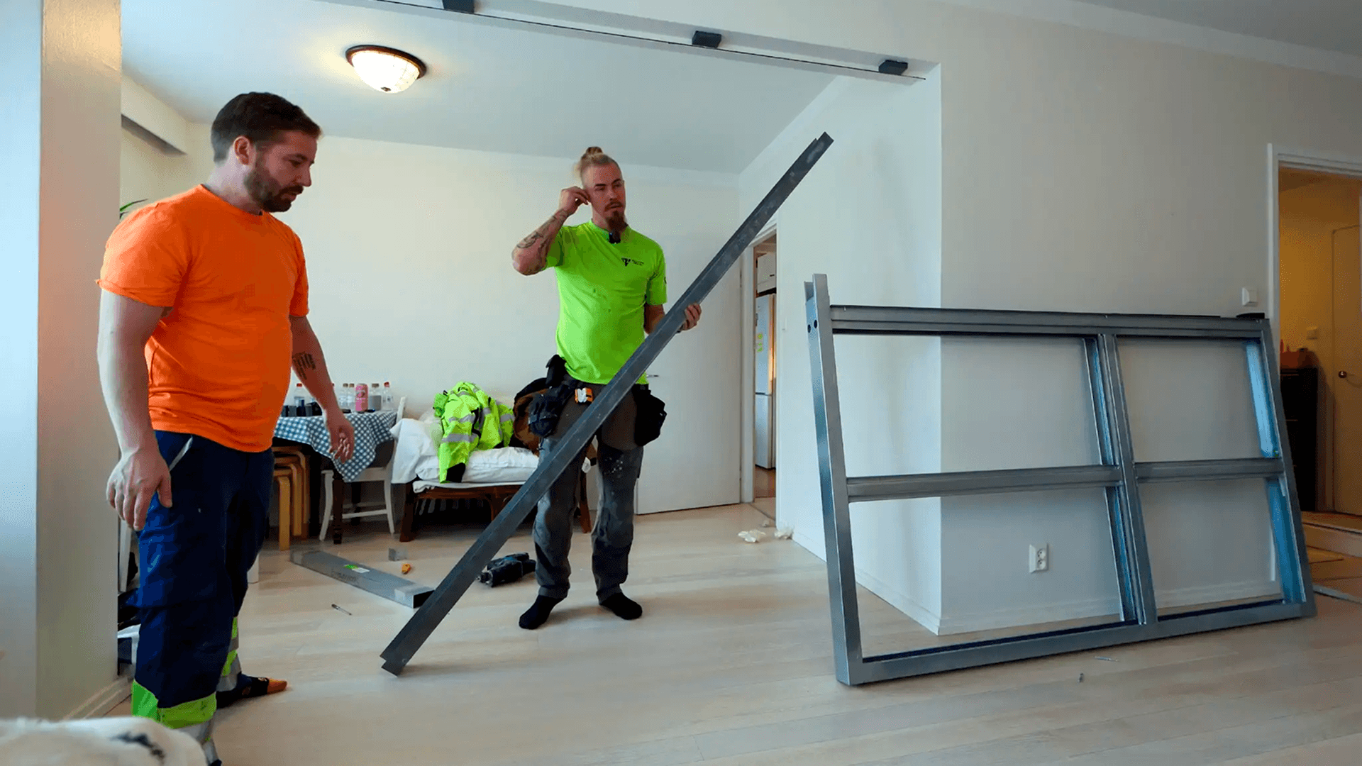 Avoin pohja kyllästyttää? Tee selkeä huonejako akustiikkapaneeliseinällä ja liukuovella