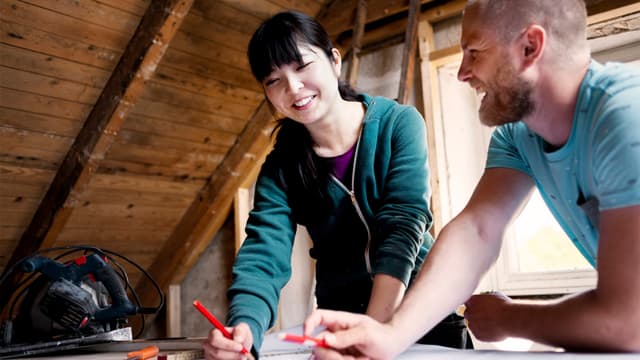 Pariskunta laatii suunnitelmia