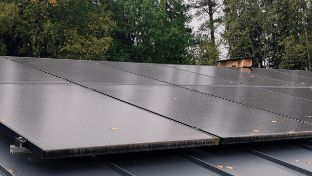 hieman likaantunen aurinkopaneelit katolla