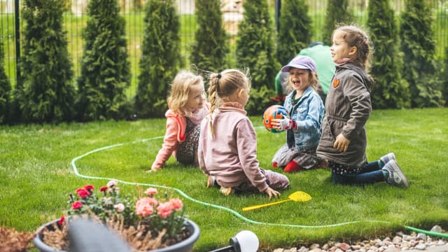 Piha-alueella saa ja pitää leikkiä