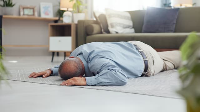 Pyörtynyt mies lattialla