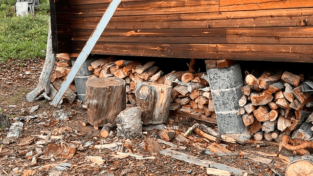 vinossa oleva pilariperustus mökin alla