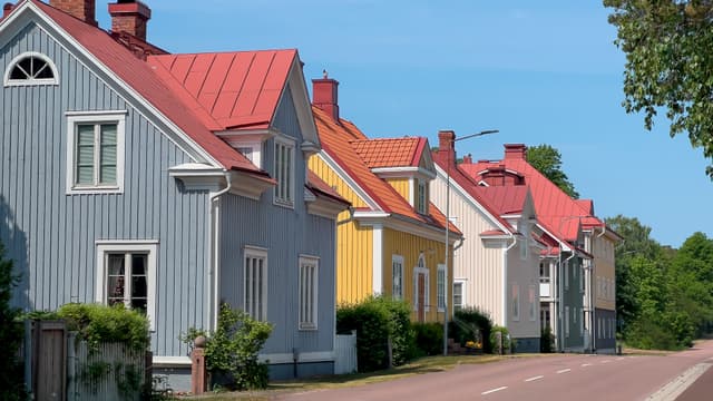 kadunvarressa vanhoja taloja kauniina kesäpäivänä