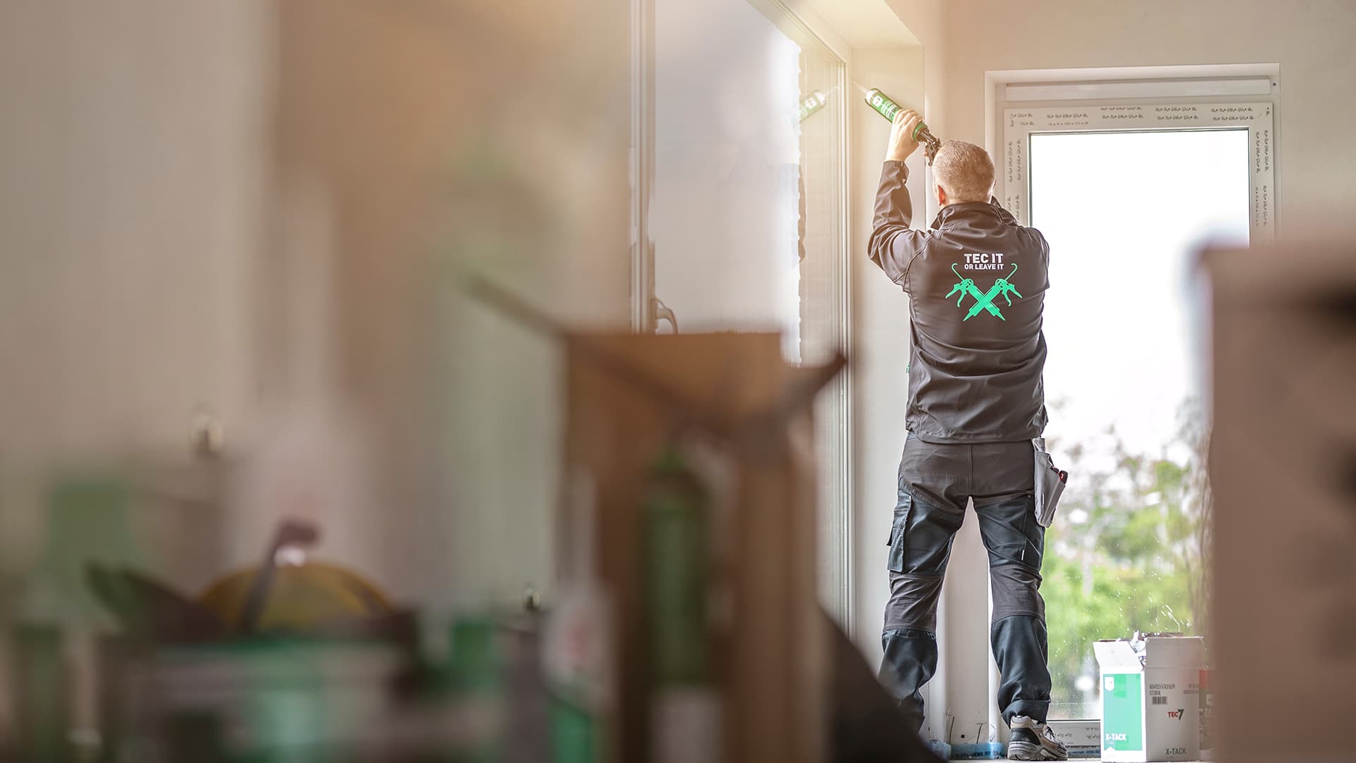 <p data-block-key="7vgos">Tiiliseinä ei ole koskaan täysin suora. Kun lista painetaan epätasaista pintaa vasten, liiman on tartuttava nopeasti, ennen kuin lista ehtii irvistää takaisin irti.</p>